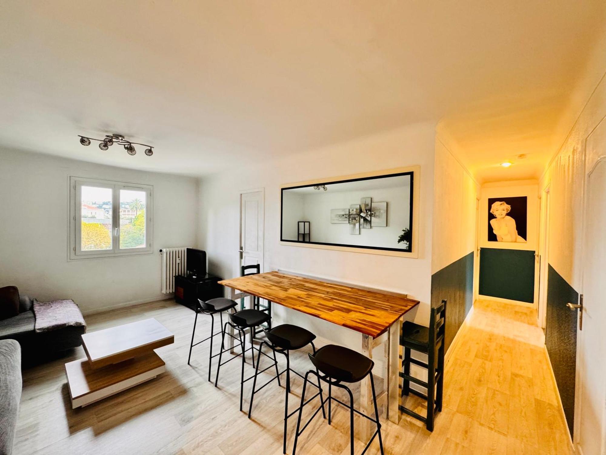 Spacieux/paisible 5 Pieces En Plein Coeur De Apartment *